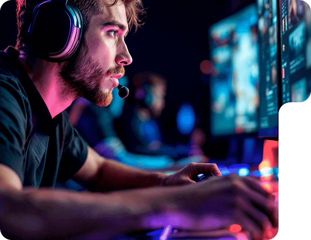 Homem sentado de frente para o computador jogando na Twin Games