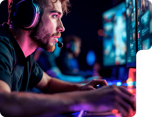 Homem sentado de frente para o computador jogando na Twin Games